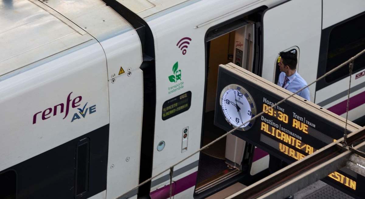 Un trabajador de Renfe en las puertas de un AVE, en la estación Puerta de Atocha