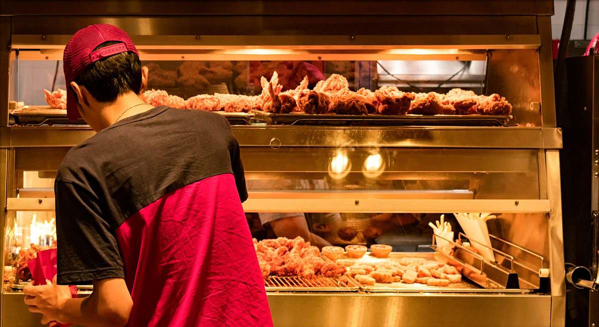 Camarero en un restaurante de comida rápida
