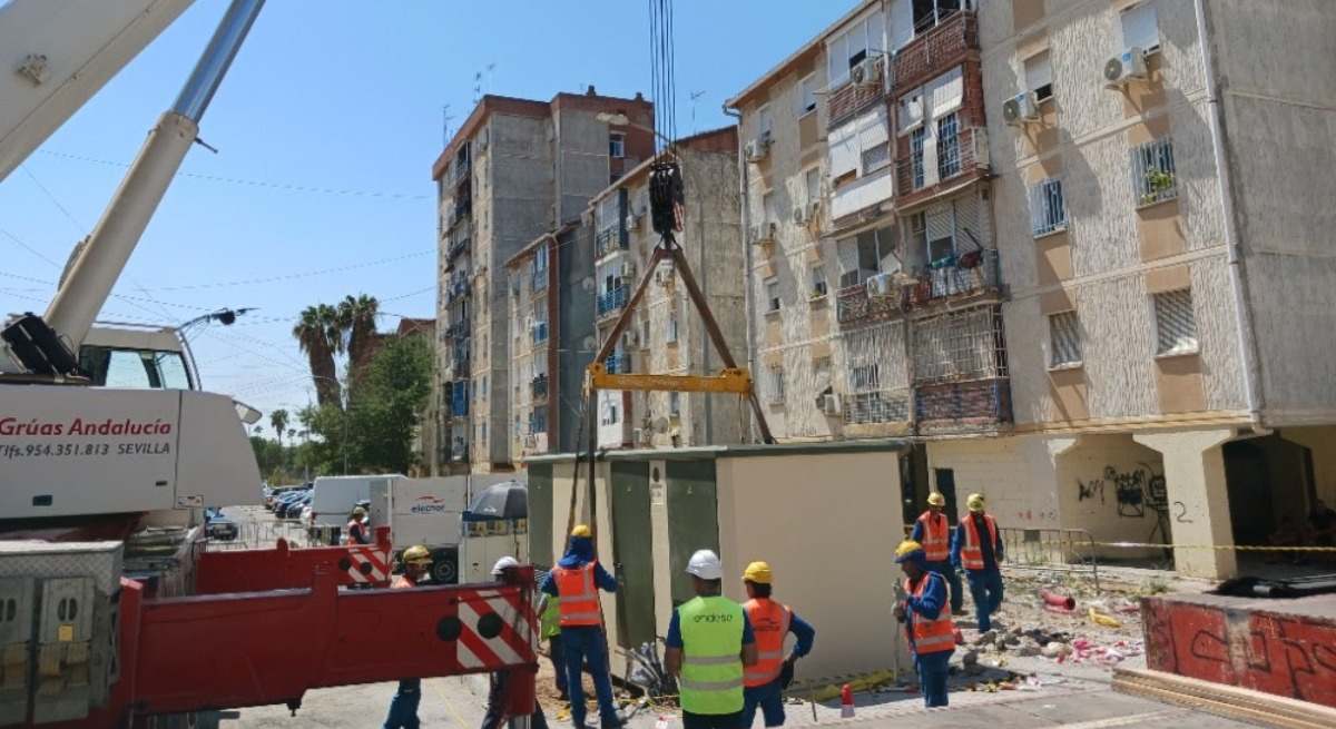 Trabajos de montaje de uno de los nuevos centros transformadores.