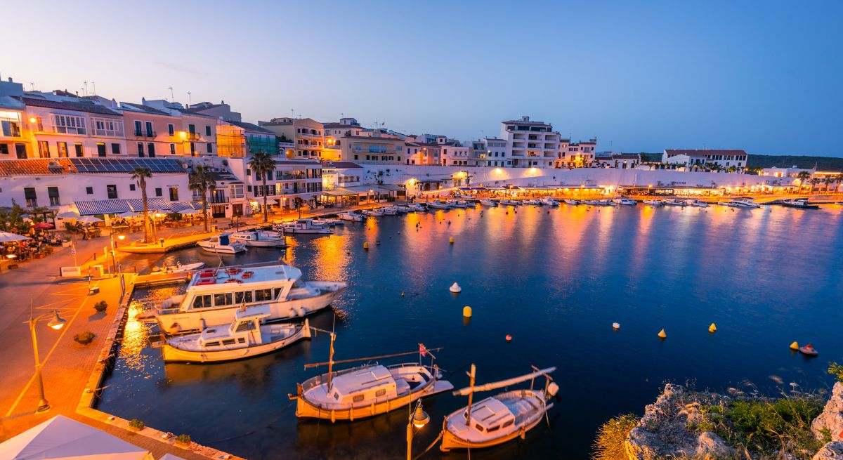 El puerto de es castell en el atardecer