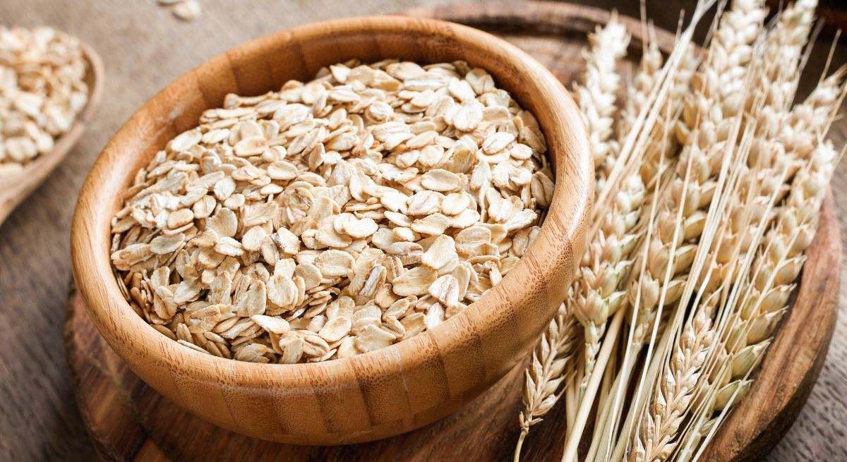 Avena en un bol de madera