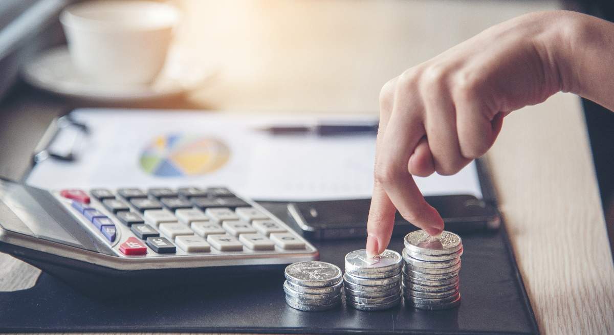 Persona-revisando-facturas-iStock.jpg