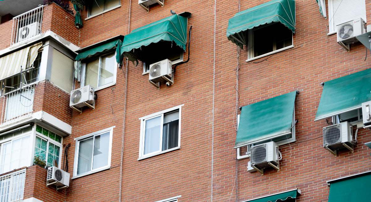 Varios aires acondicionados en una fachada en Madrid. / Eduardo Parra (Europa Press)