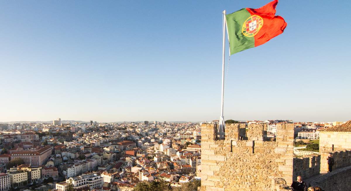 Lisboa-Portugal-bandera-alamy.jpg