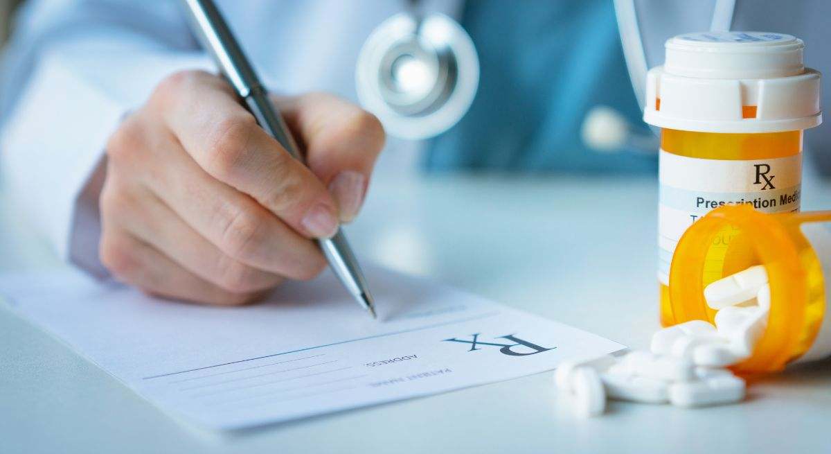 Varios medicamentos juntos, sobre la mesa de una farmacia