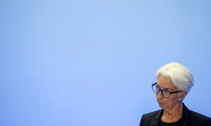 christine-lagarde-presidenta-bce-banco-central-europeo-mira-lado-21julio2022-bloomberg-1200x655.jpg