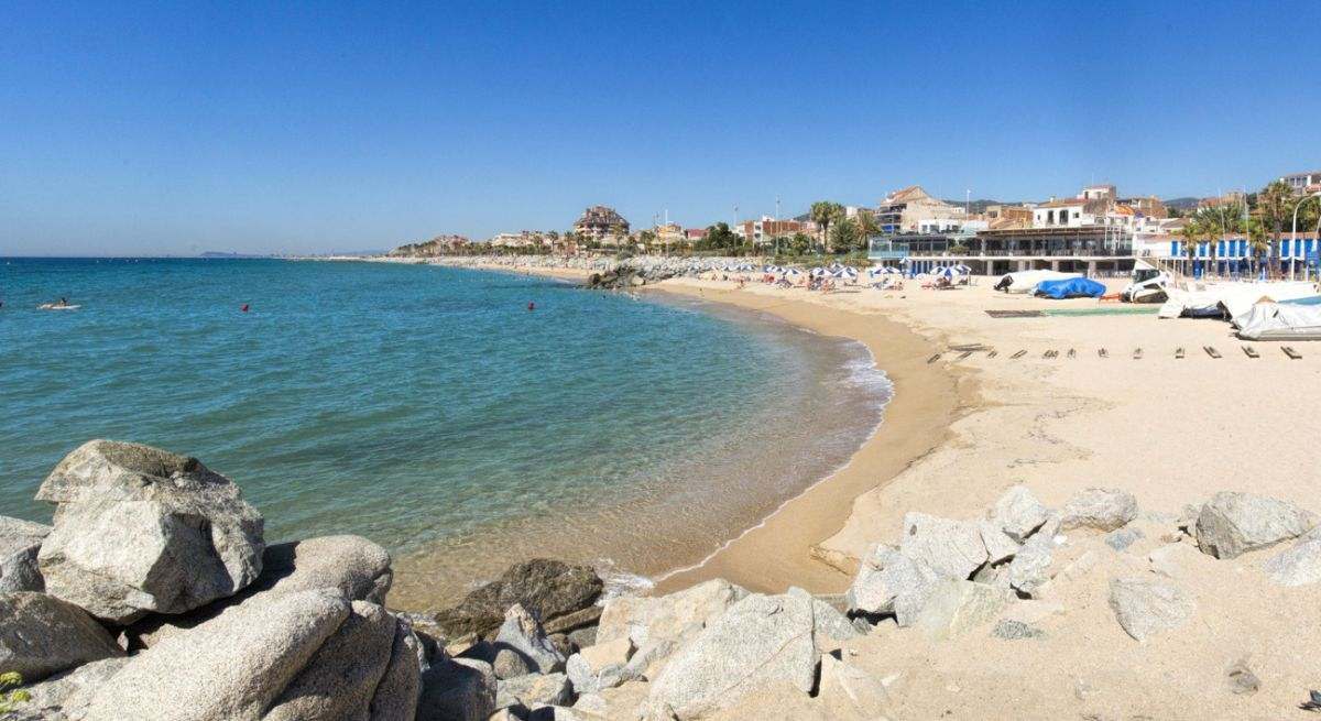 La playa más larga de Cataluña está en la Costa del Maresme: un paraíso natural que tiene 10 kilómetros
