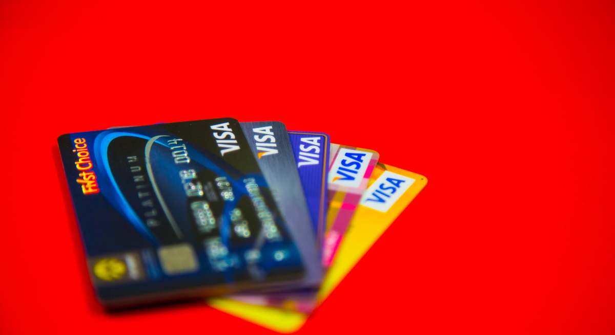 tarjetas-de-credito-fondo-rojo-dreamstime.jpg