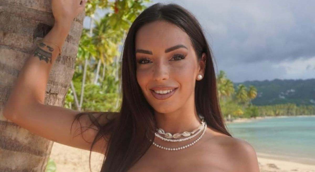 Anita posando en la playa