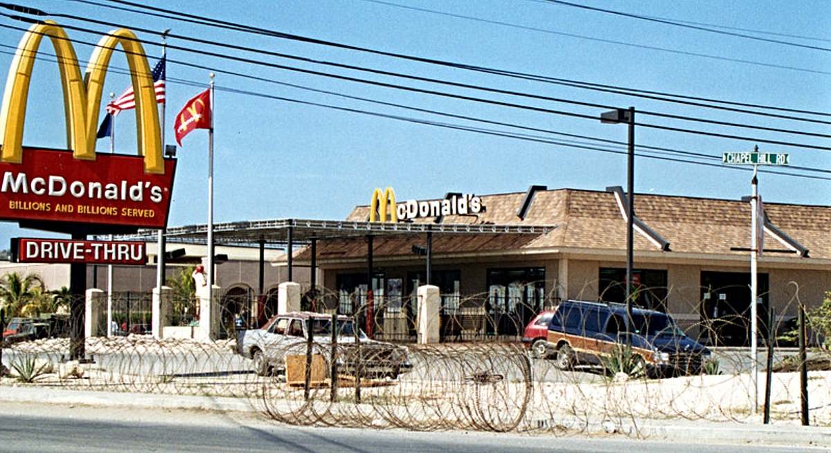 El McDonald's de Guantánamo, rodeado de alambre de espino