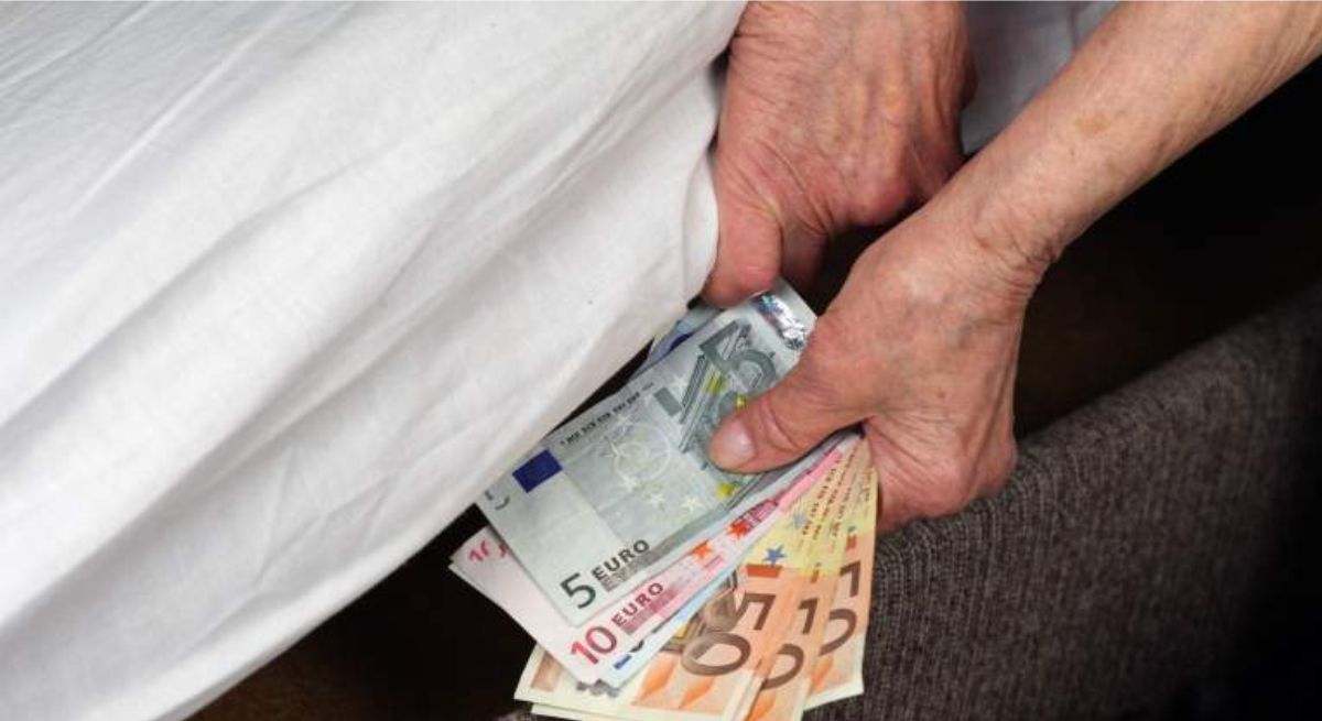 dinero-debajo-colchon-inflacion-dreamstime.jpg