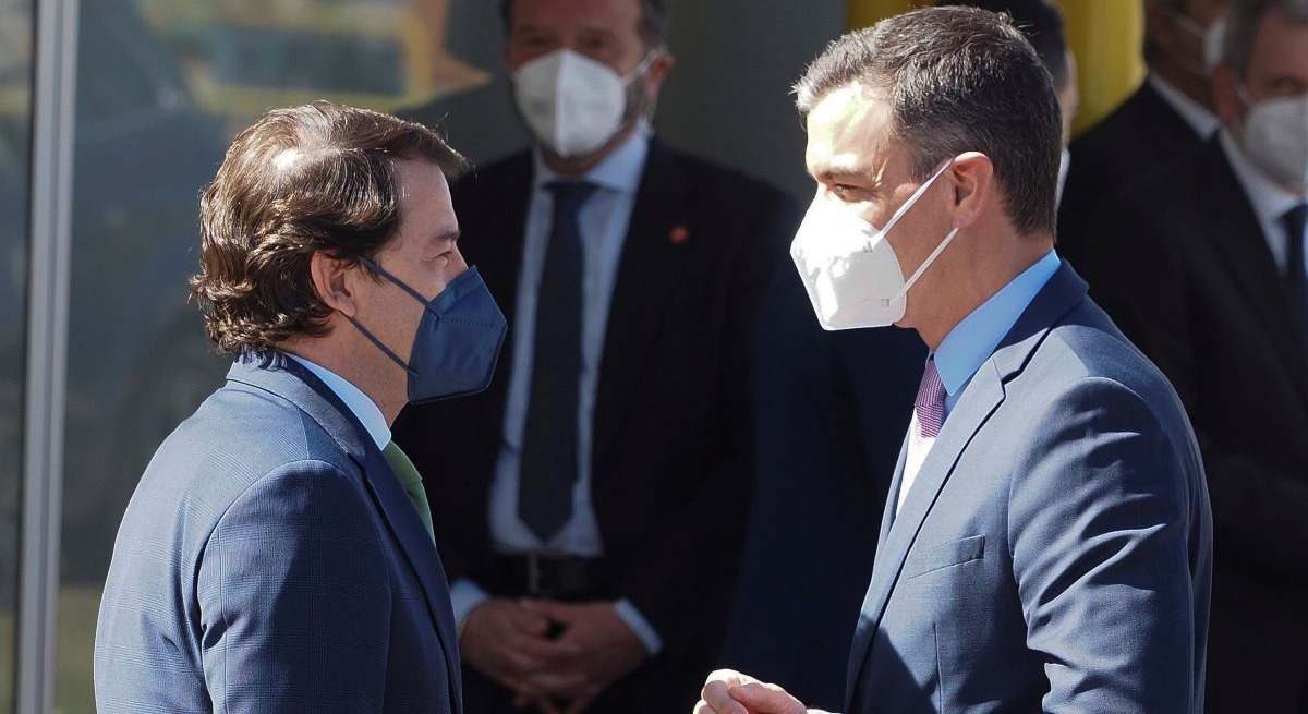 Mañueco y Pedro Sánchez en una imagen de archivo durante una visita a Renault