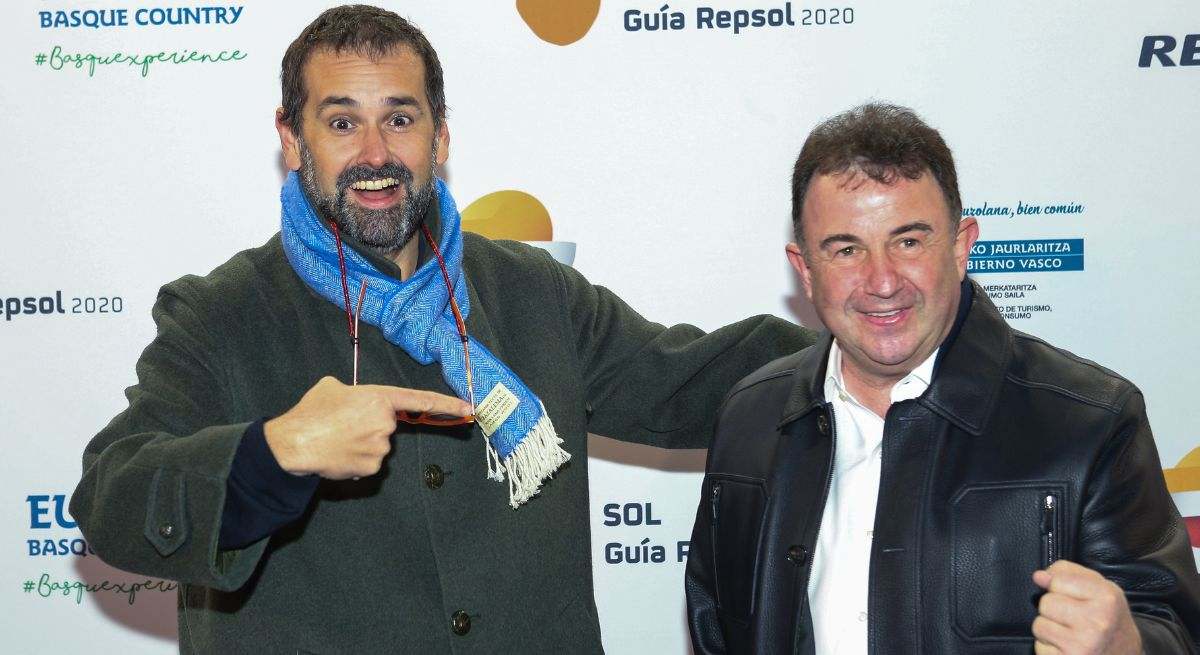 David de Jorge posando con otro chef en un photocall