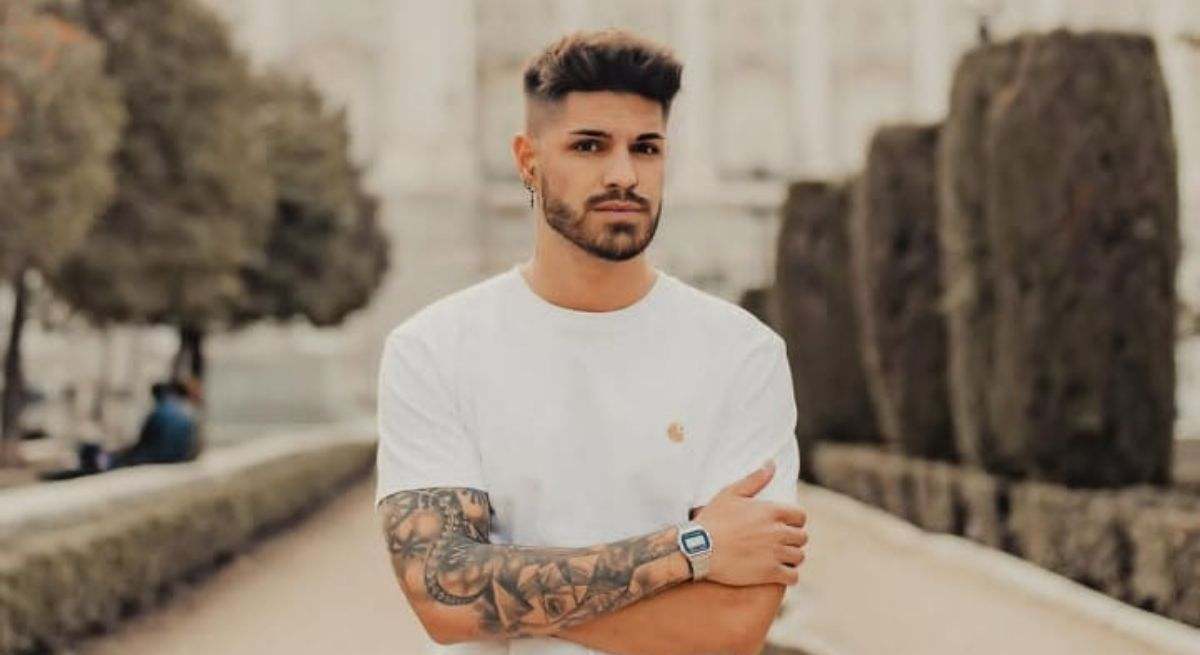 Álvaro posando frente al palacio real