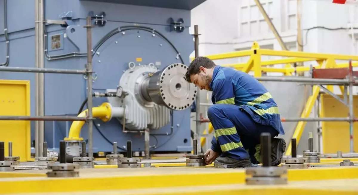 Operario de Navantia trabaja en la fábrica de turbinas.