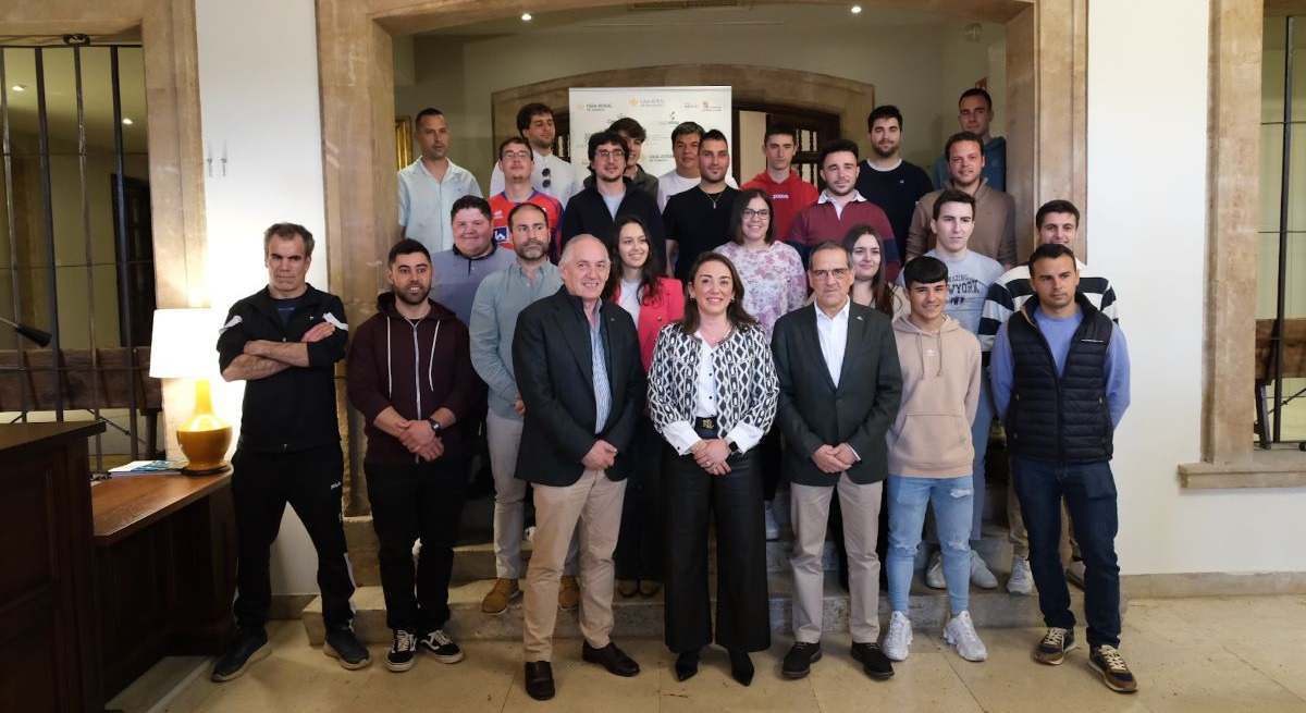 La consejera de Agricultura de CyL con un grupo de jovenes cooperativistas