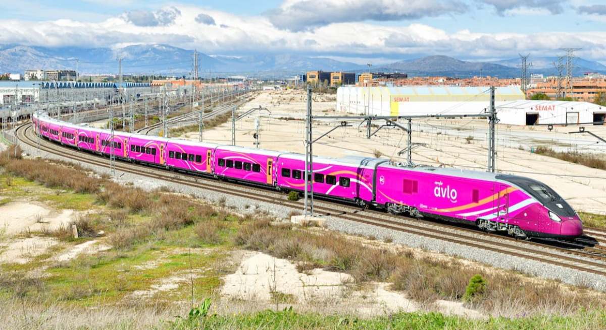 Talgo Avril (Serie 106) en las inmediaciones de Fuencarral, Madrid. / Cesare Sapienza