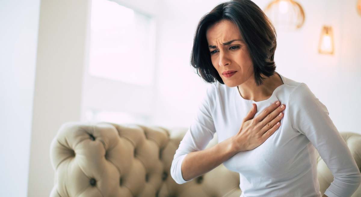 Mujer sufriendo un infarto