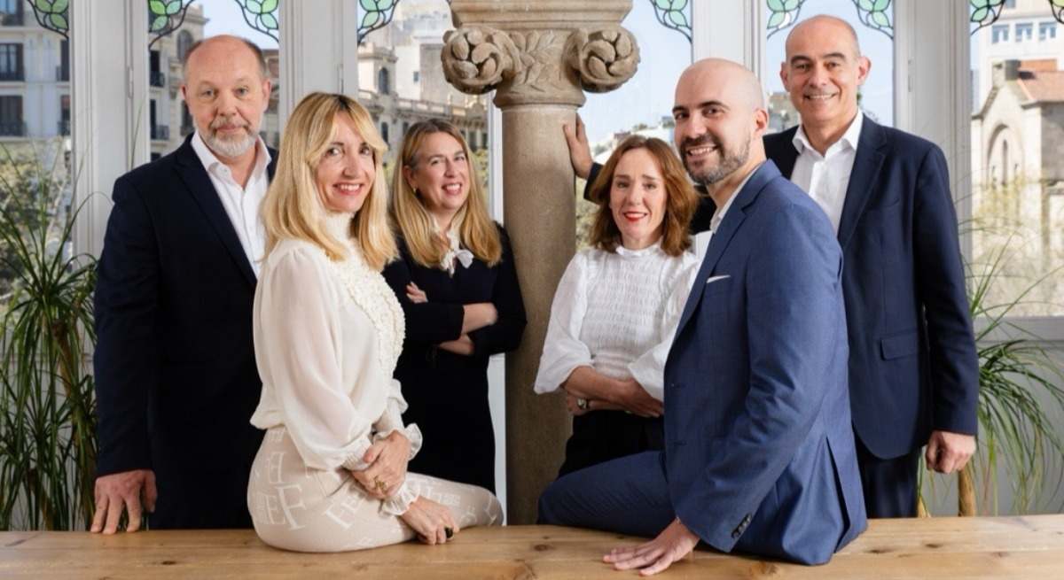 Silvia Alsina, CEO de Roman, junto a Xavier Ribó, Marian Marco, Sonia Doménech y Jordi Sacristán, socios de Roman, y Pablo Gallego, socio y director general de Roman Digital