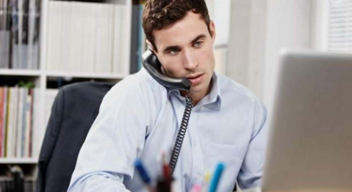 Una persona en su puesto de trabajo
