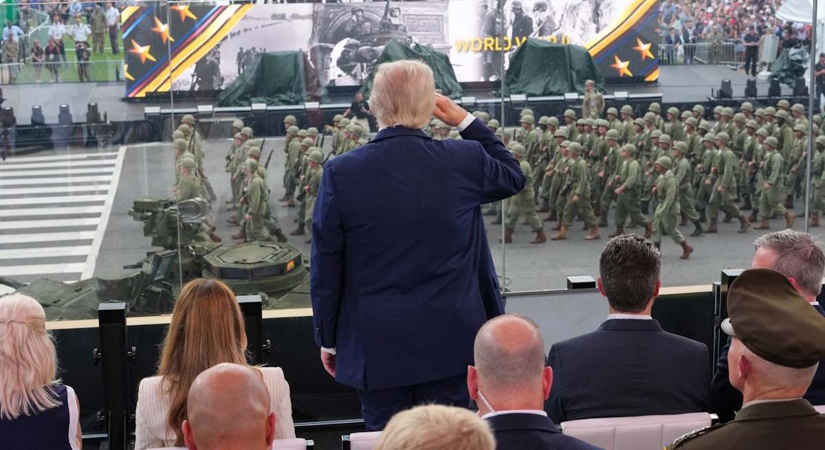 Trump pasa revista a tropas en el desfile militar del pasado sábado. Foto: Reuters