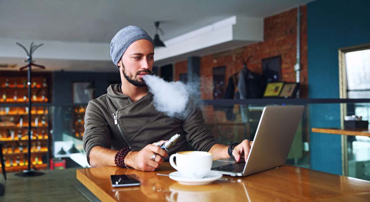Una persona con un cigarrillo electrónico