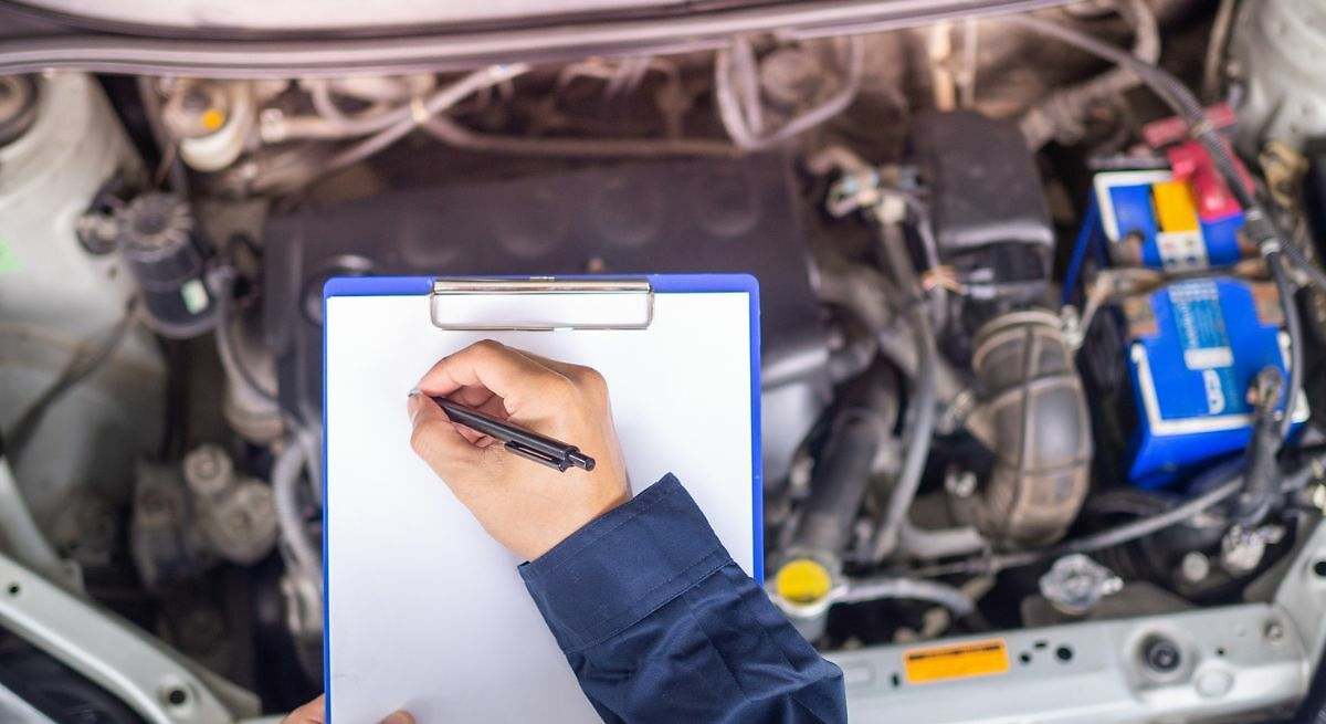 un mecánico inspecciona un vehículo