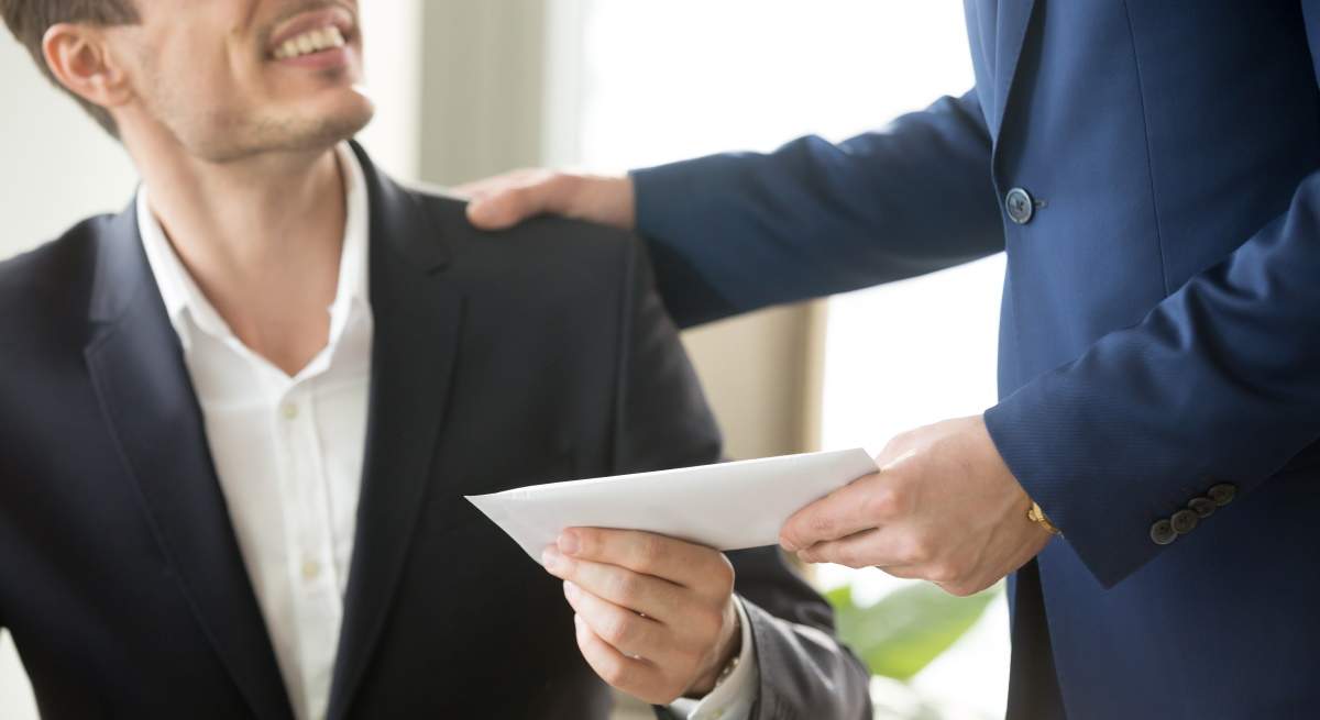 jefe-entrega-sobre-trabajador-dreamstime.jpg
