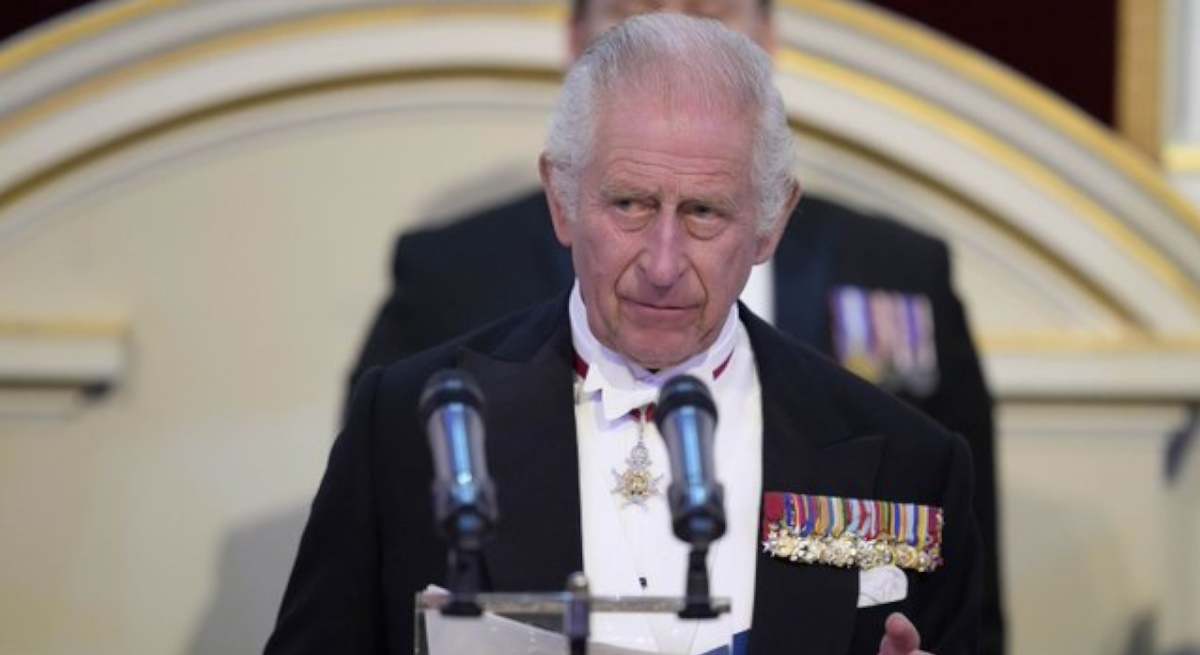 Carlos III da un discurso en favor de la tolerancia.