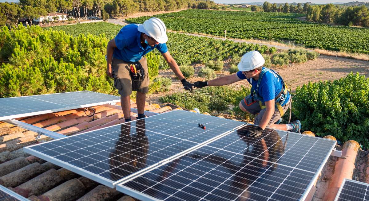 Dos-trabajadores-instalando-una-placa-solar-iStock.jpg