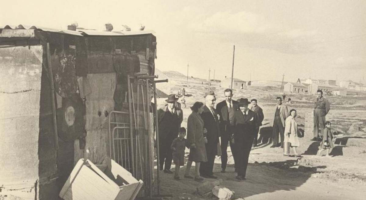 Visita del alcalde de Madrid, Conde de Mayalde, a Palomeras en 1954. / puentedevallecasblog