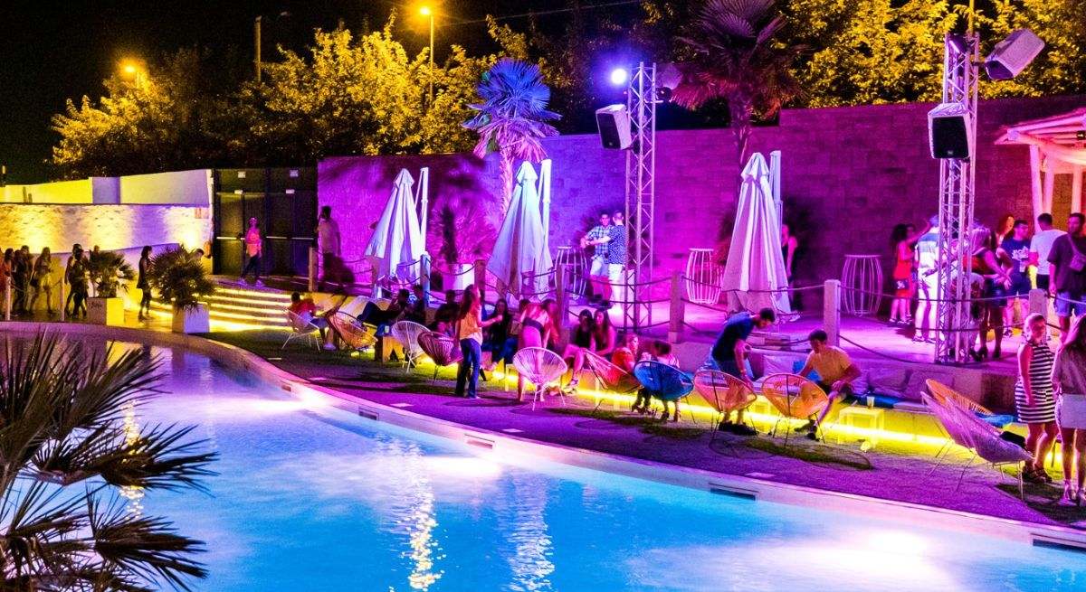 Parece Bali, pero es la discoteca al aire libre a la que tienes que ir este verano y figura entre las 100 mejores del mundo: con entradas de solo 1 euro