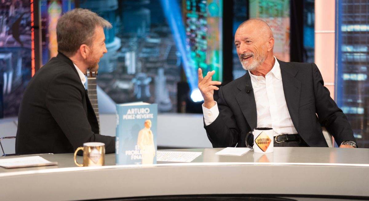 Perez-Reverte junto a Pablo Motos en el Hormiguero