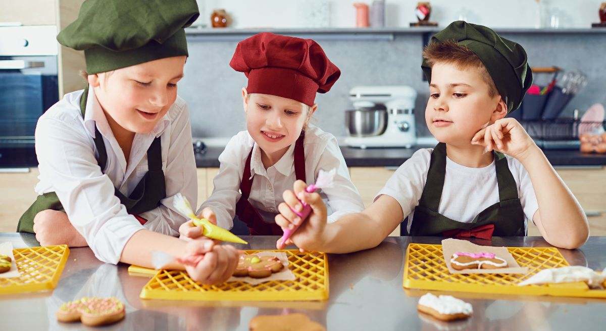 Varios pequeños preparan galletas caseras