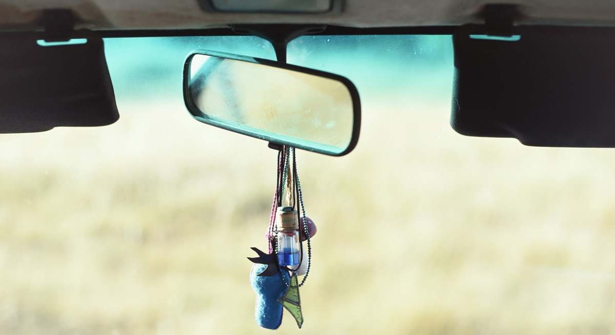 espejo-retrovisor-ambientador-iStock-1319863152.jpg