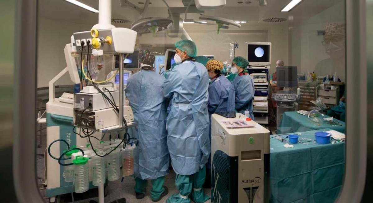 Equipo de cirujanos durante una intervención en un hospital gallego.
