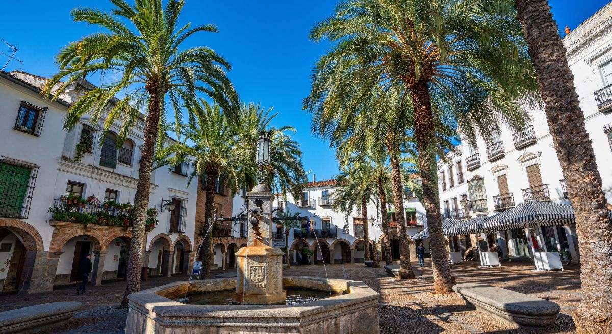 La plaza de una hermosa villa en Extremadura