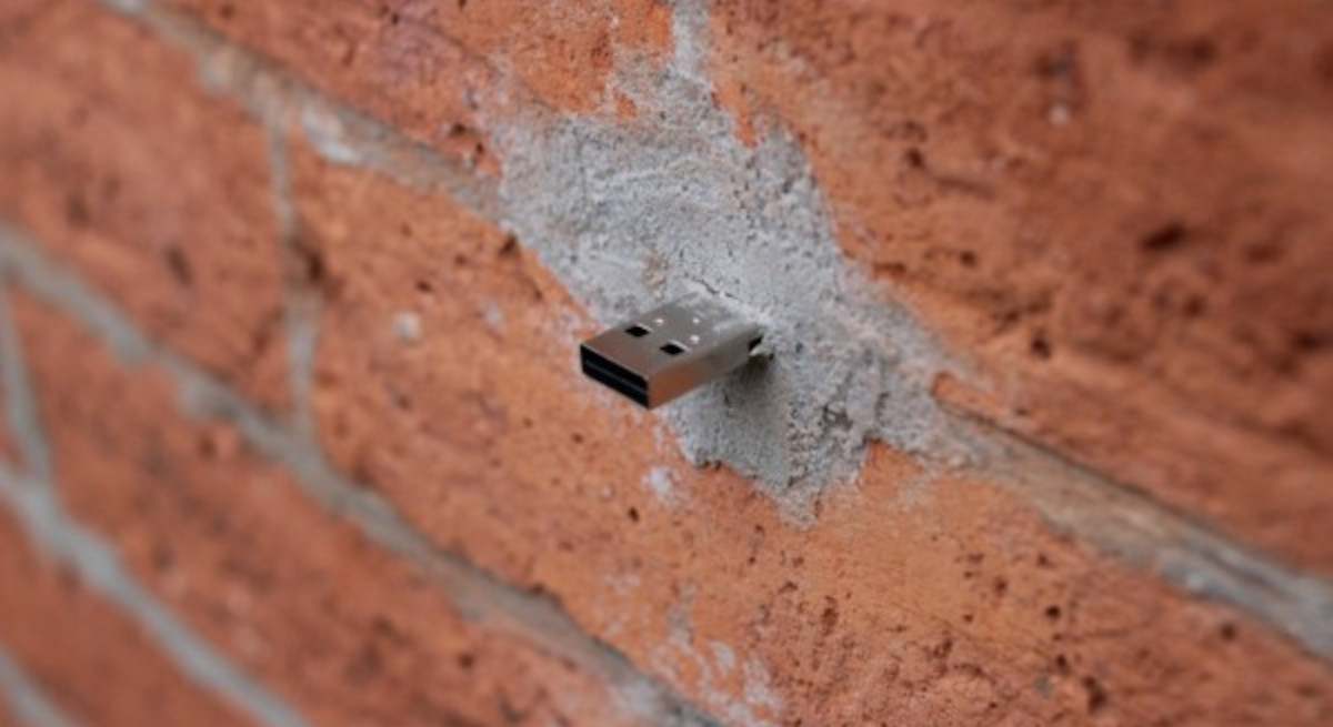 pen-drive-en-la-pared.jpg