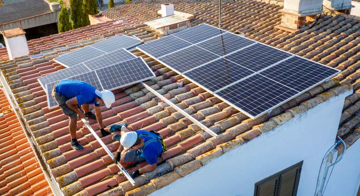 paneles-solares-fotovoltaicos-tejado-edificio-iStock-1333184253.jpg