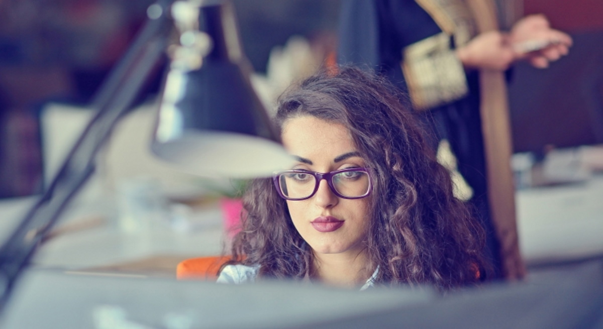 oficina-chica-joven-practicas-dreamstime.jpg