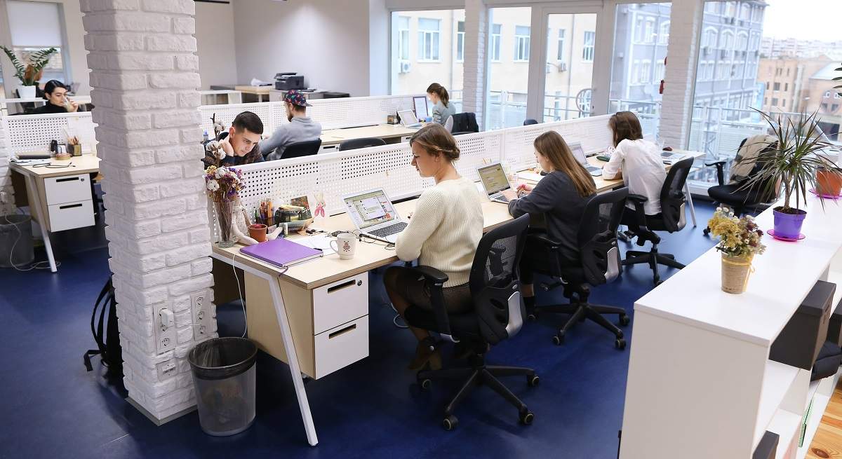 trabajadores-oficina.jpg