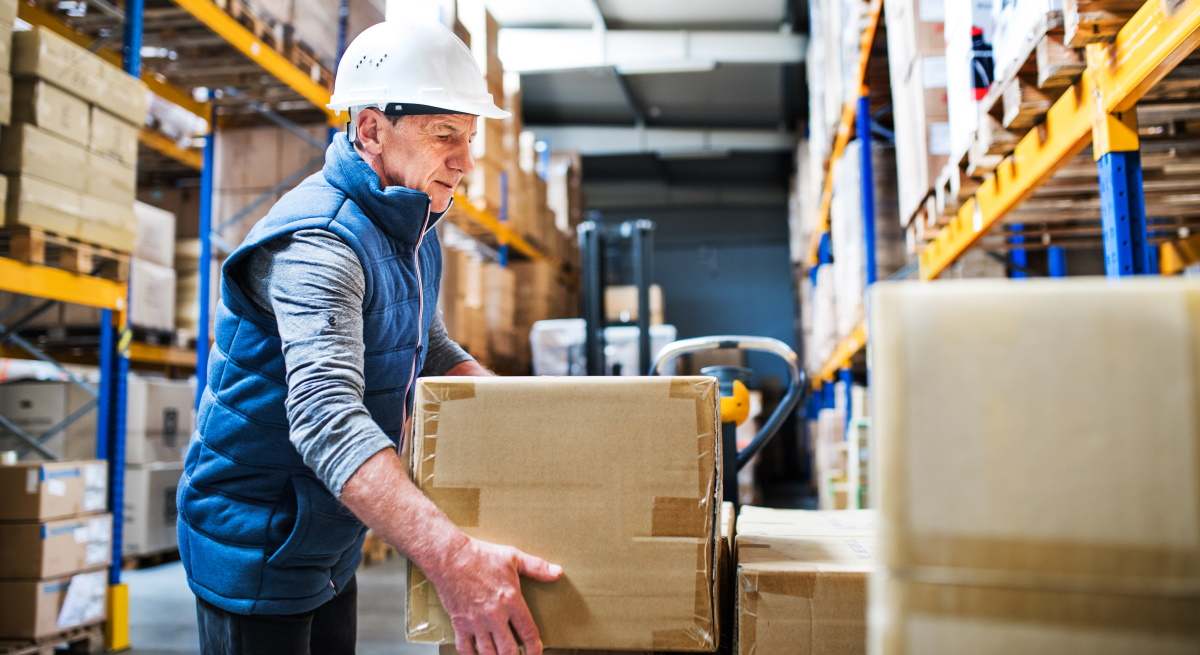 trabajador-cerca-jubilacion-levanta-cajas-almacen-dreamstime.jpg