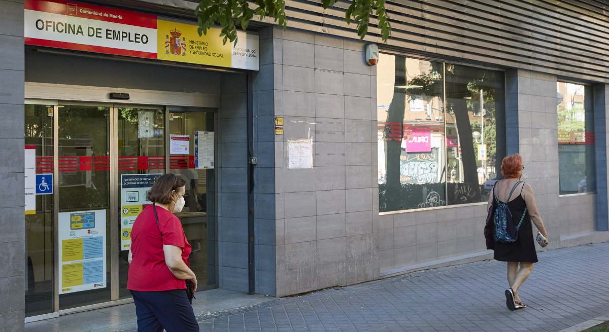 Imagen de archivo de personas andando ante una oficina del SEPE.