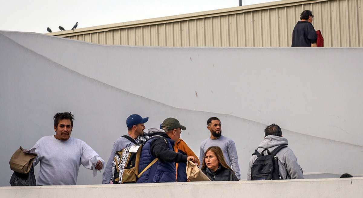 Migrantes deportados son trasladados a albergues en el puerto fronterizo de El Chaparral, en Tijuana (México).