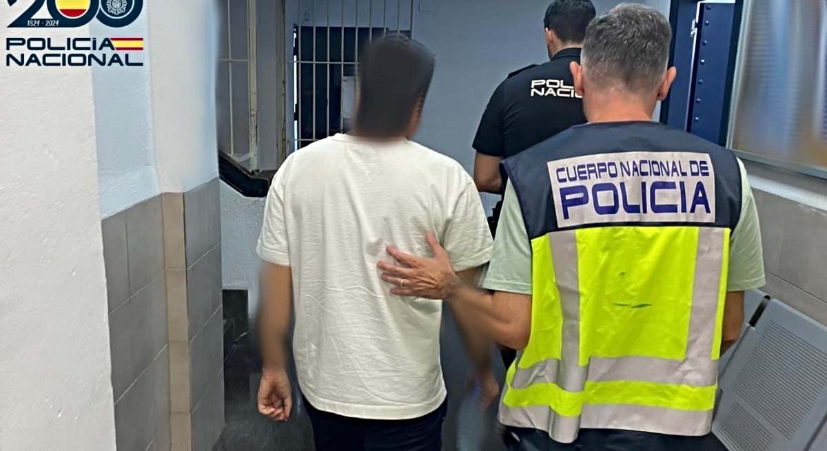 Uno de los detenidos custodiado / Policía Nacional