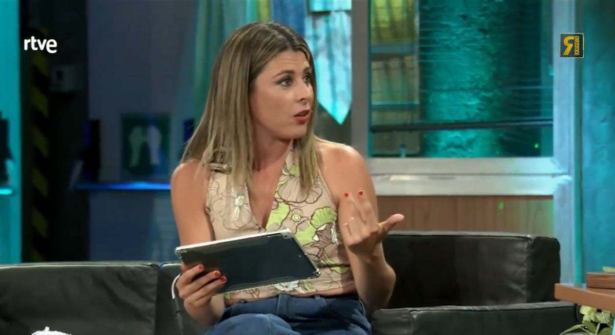 Valeria Ros en la Revuelta con un ipad para enseñar unas conversaciones con famosos