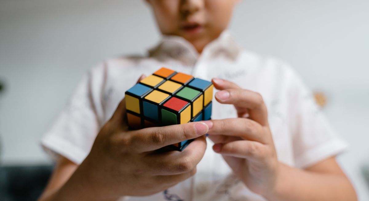 Persona haciendo un cubo de rubik