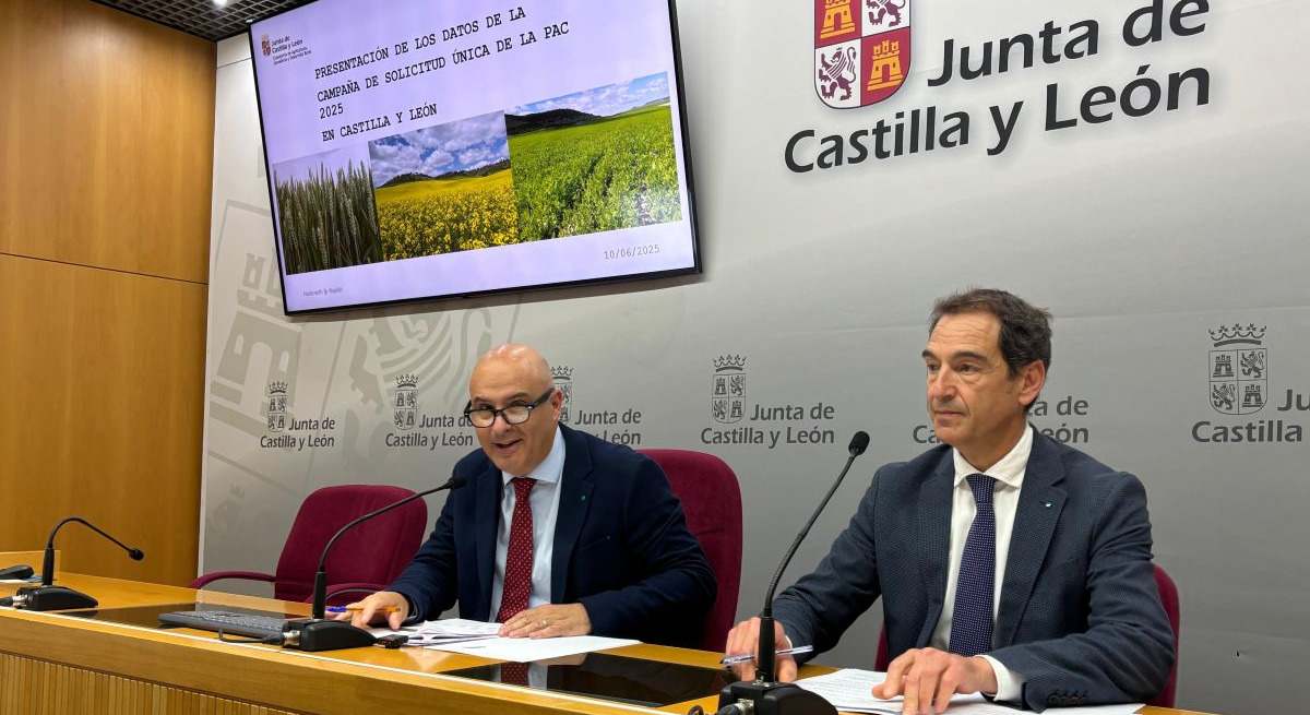 El viceconsejero de Política Agraria Comunitaria y Desarrollo Rural de CyL, Jorge Llorente Cachorro, (i) y el director general de Política Agraria Comunitaria, Ángel Gómez Rivero.