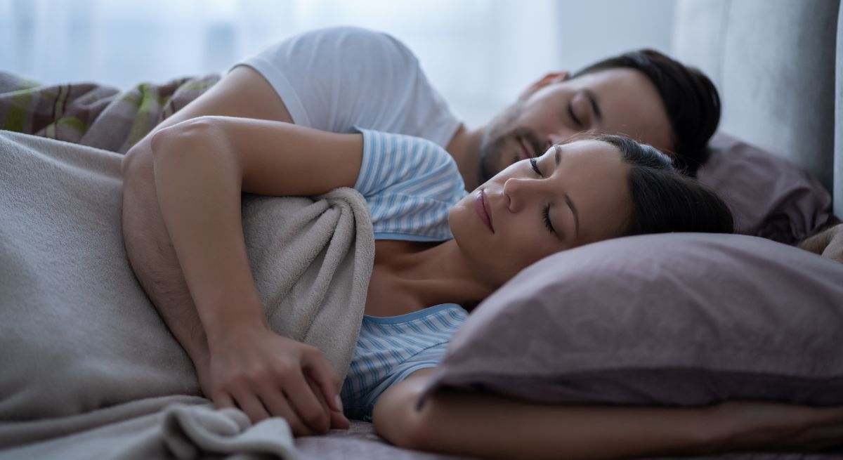 Una pareja descansa plácidamente en su casa