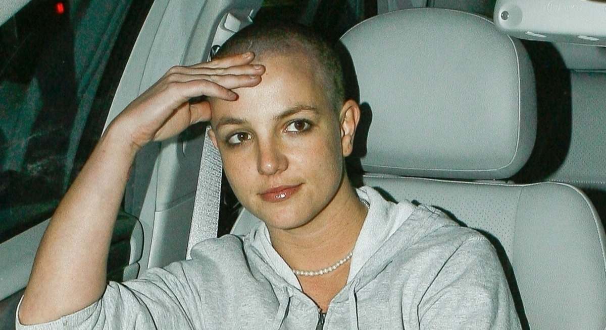 La icónica foto de Britney Spears en el coche con la cabeza rapada.